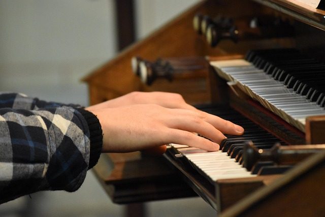 how to play with chords on piano