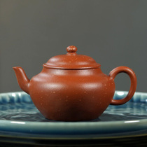 The powerful pottery master Zhu’s raw ore vermilion mud paved sand palace lantern teapot has a capacity of 120 ml with a push ball hole.