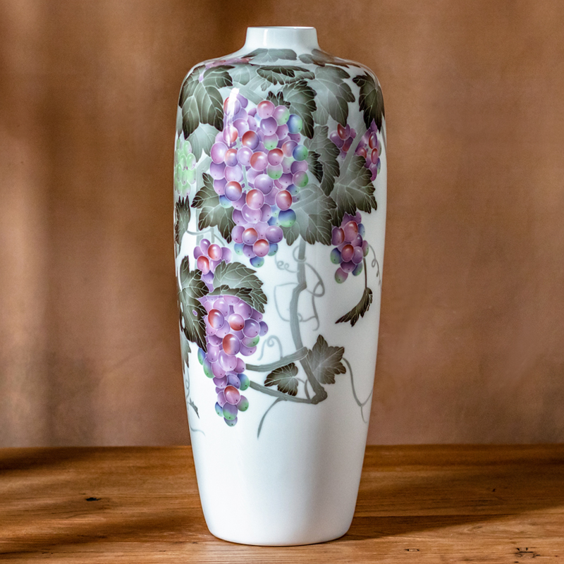 Collection of gifts courtesy of Hunan Province Department of Arts and Crafts Li Fei hand painted Advanced Decorative Vase Swing Piece Lock Country