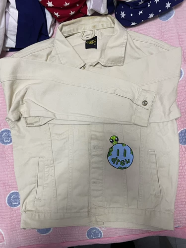 Размер джинсовой куртки Drew, цвет хорош, но воротник немного грязный, и есть еще одно грязное место