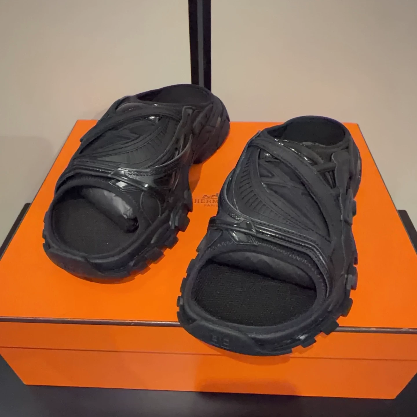 99 новых и неиспользованных BALENCIAGA Balenciaga черные сланцы на толстой подошве трек, мужские роскошные туфли