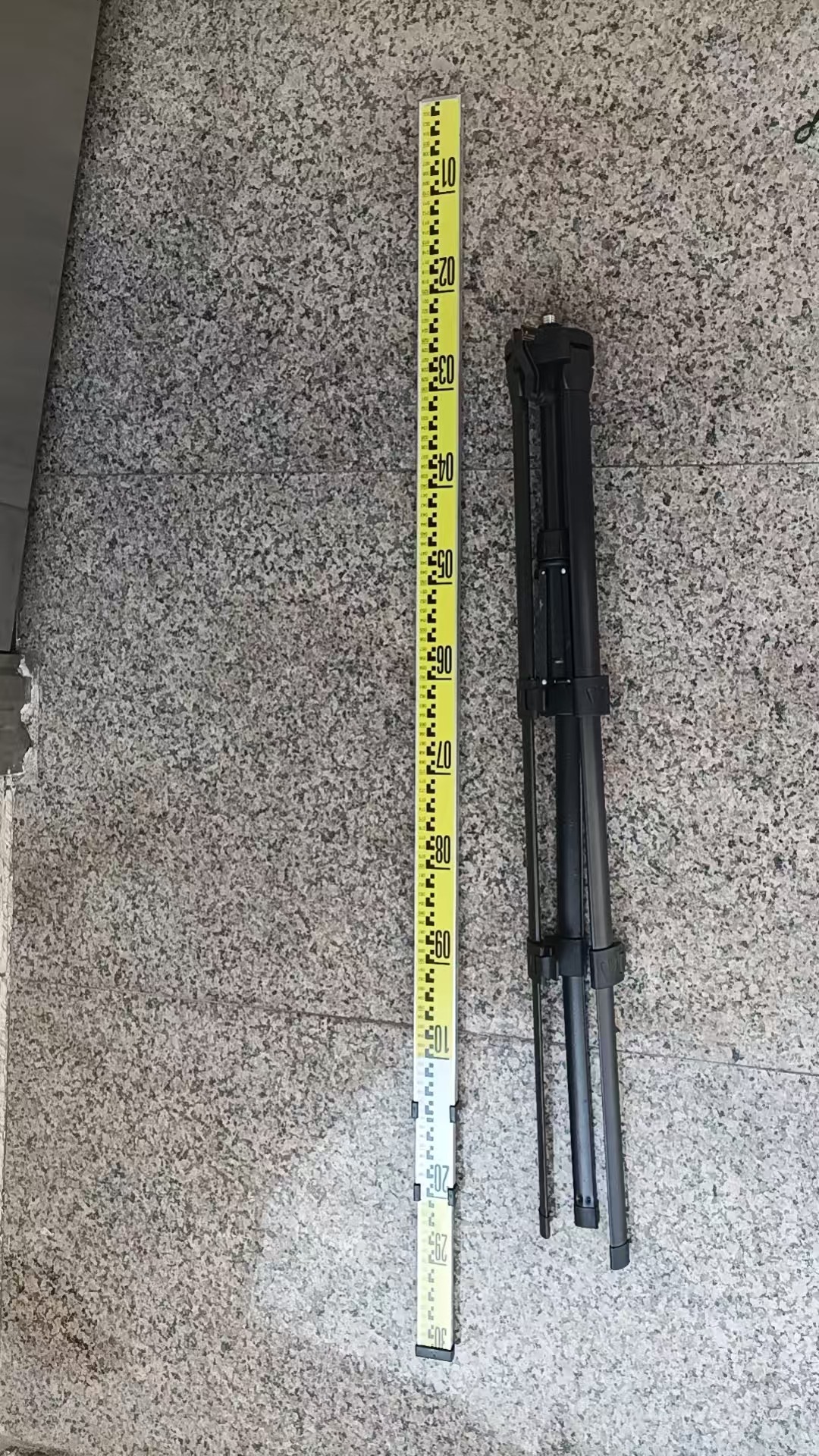 1月18日惠州处置仓库清理未使用五金工具设备三脚架和3米塔尺各一套网络拍卖公告