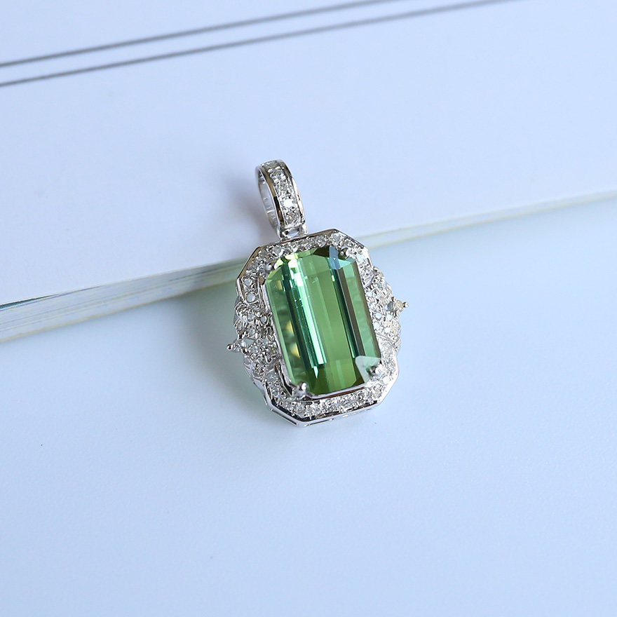 3 1 carat natural electro - green natural tourmaline hanging 18K platinum diamond inlaid female pendant crystal transparent