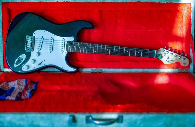 who is the inventor of guitar