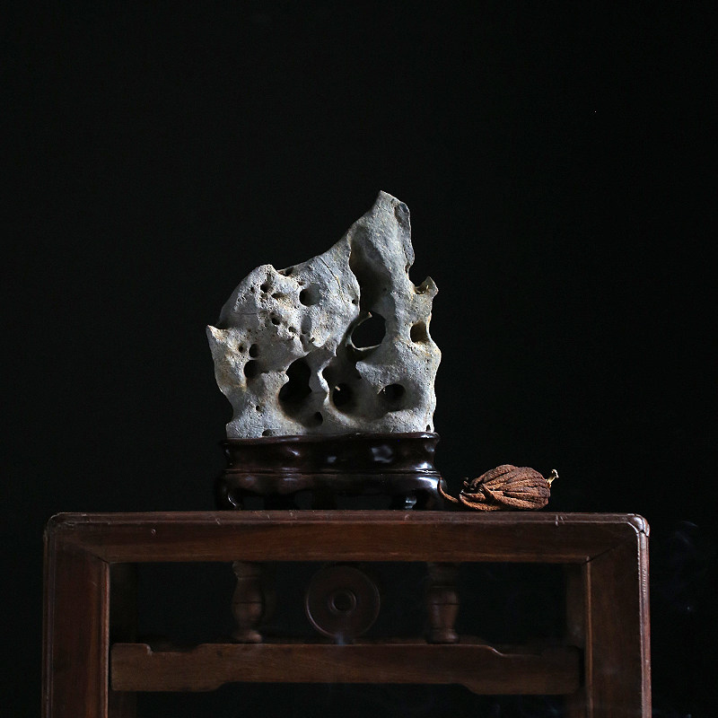 Quiet and late Qing for tea space book house case head Yashiite natural Taihu stone connoisseurywork black sandalwood base