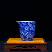 Feng Qunfang Chinas senior skilled ceramic craftsman gives a wonderful gift of ceramic blue and white fair cup