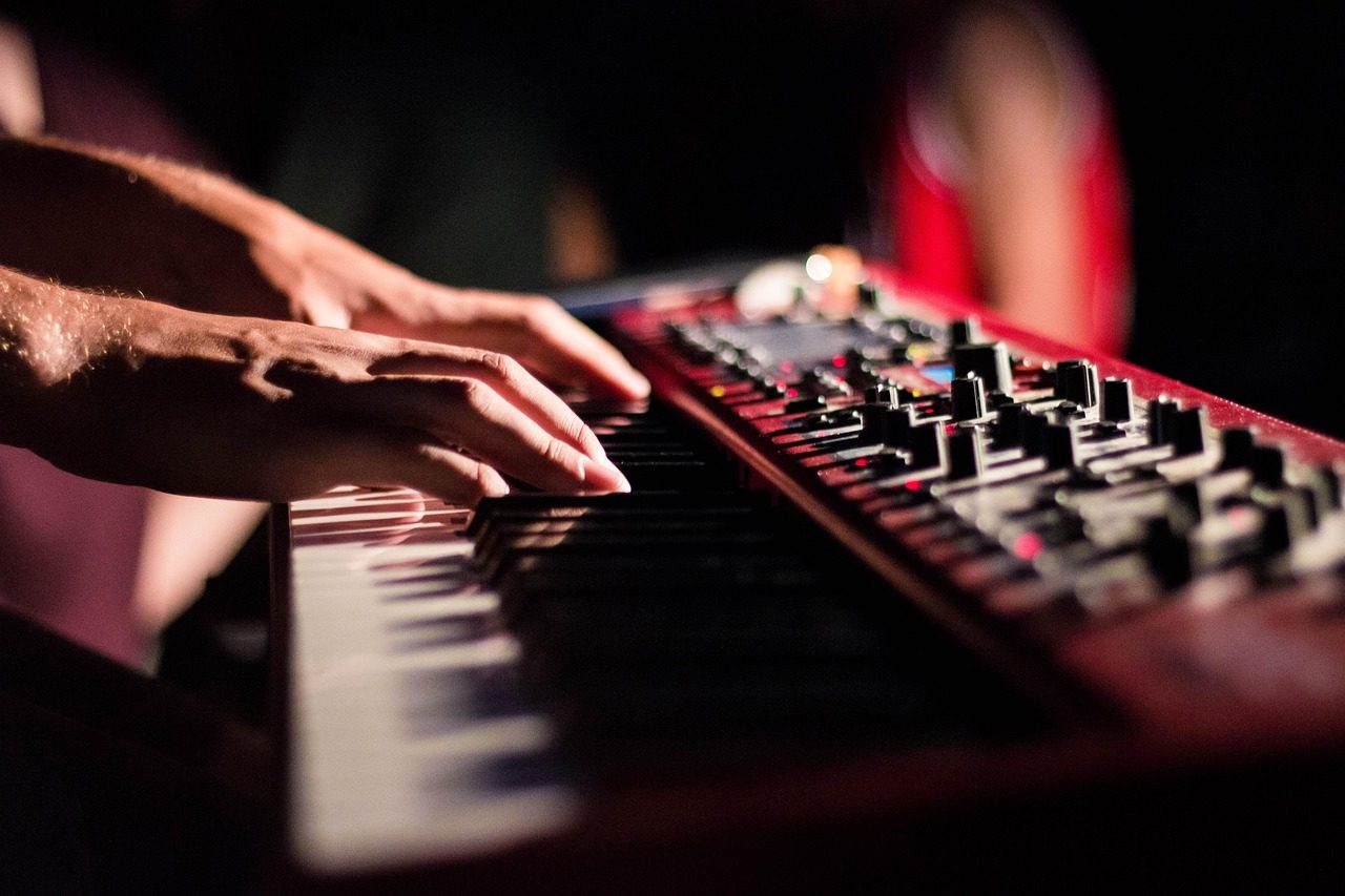 what is a synthesizer in music
