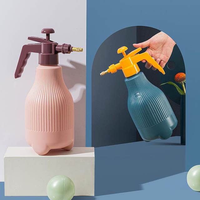 Nordic contrasting watering plastic watering can Home gardening air pressure watering sprayer Sprayer Watering watering can