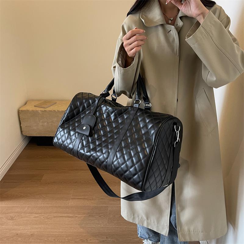 Soft Black 2780 Color Leather Travel Bag, Large Capacity, Short Diamond Pattern, Single Shoulder, Crossbody, Hand-Held, Suitable for Business Trips Soft Black 2780 Color Leather Travel Bag, Large Capacity, Short Diamond Pattern, Single Shoulder, Crossbody, Hand-Held, Suitable for Business Trips