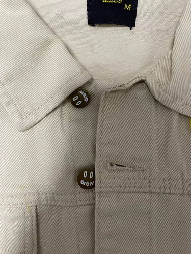 Размер джинсовой куртки Drew, цвет хорош, но воротник немного грязный, и есть еще одно грязное место