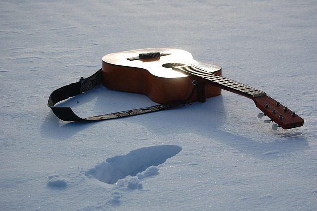 does carrie underwood play guitar
