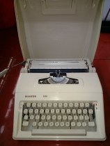 American imported DIASISTER 2000 English typewriter plastic texture Good Feel Better With New ribbon