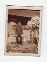 Old photo (about 6 * 4 cm according to the rural doorway in the 1950s)