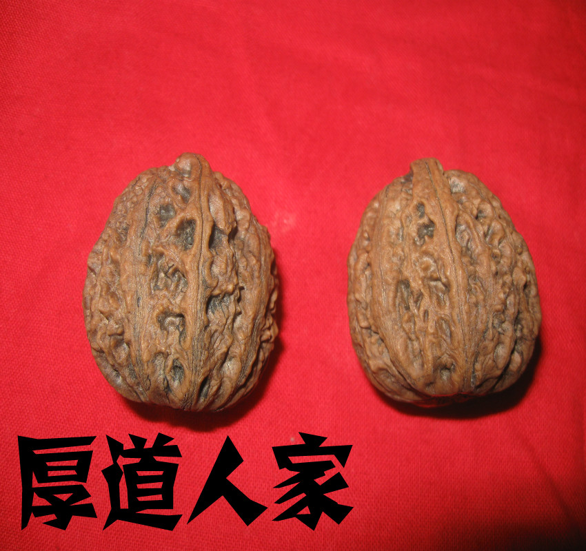 Long white mountain wild walnut iron walnut own picked walnut hand to play walnut and play walnut pair
