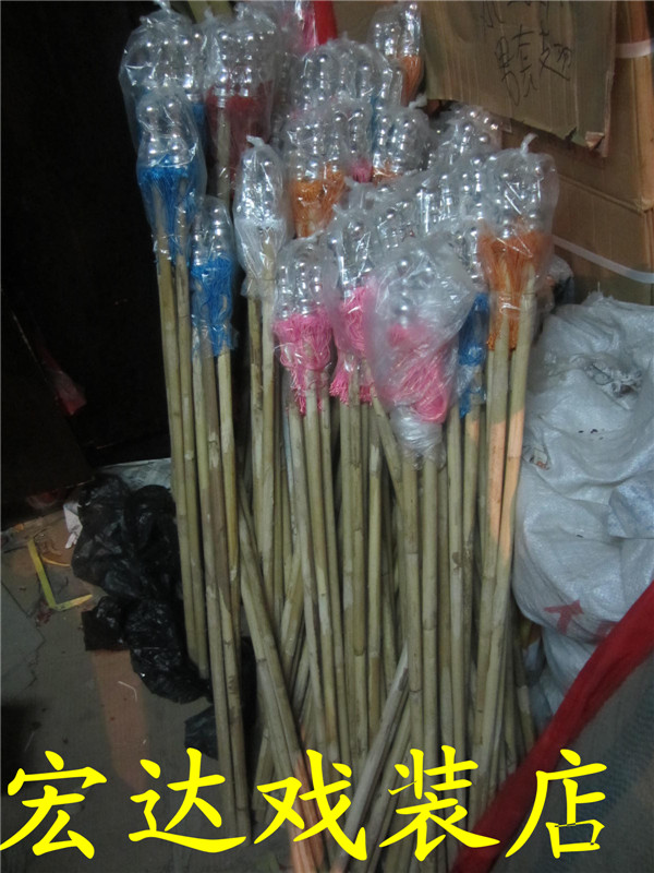 The drama props of the Hongda Theater's store rely on the poles for four