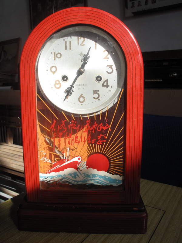 Old clock during the Cultural Revolution (film and television props rental 200 yuan days)