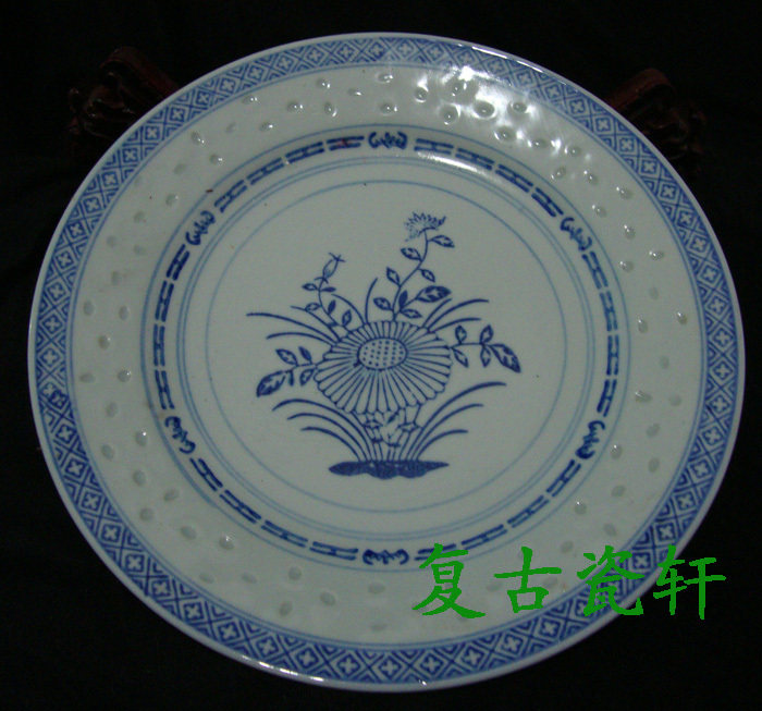 Jingdezhen Cultural Revolution Porcelain Factory goods porcelain blue and white exquisite 7 inch flat plate produced by the original Guangming Porcelain Factory