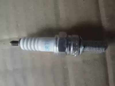 NGK CR7E spark plug GSX125 new GS125 QS150 Lingying 125 locomotive spark plug
