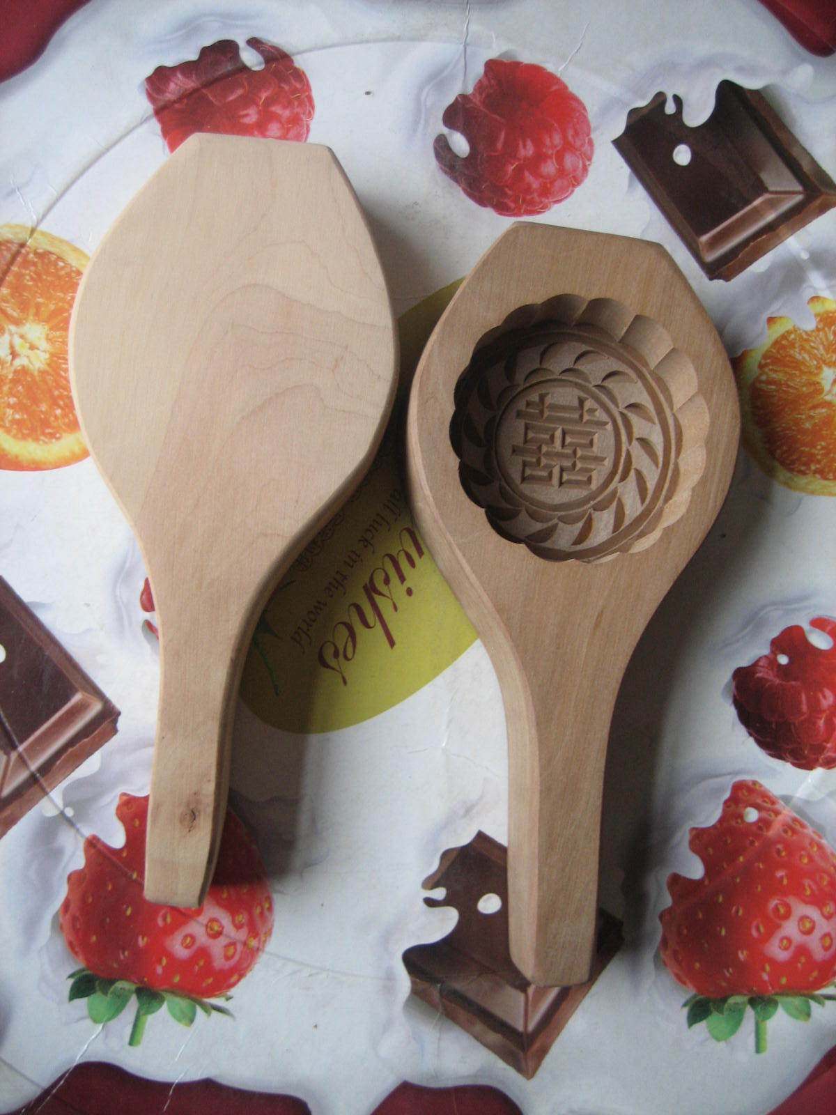 Delicate Polished Wood Carvings Round the Joy Character Children Kindergarten bread Steamed Bread Molds Cake cake Cake Mold