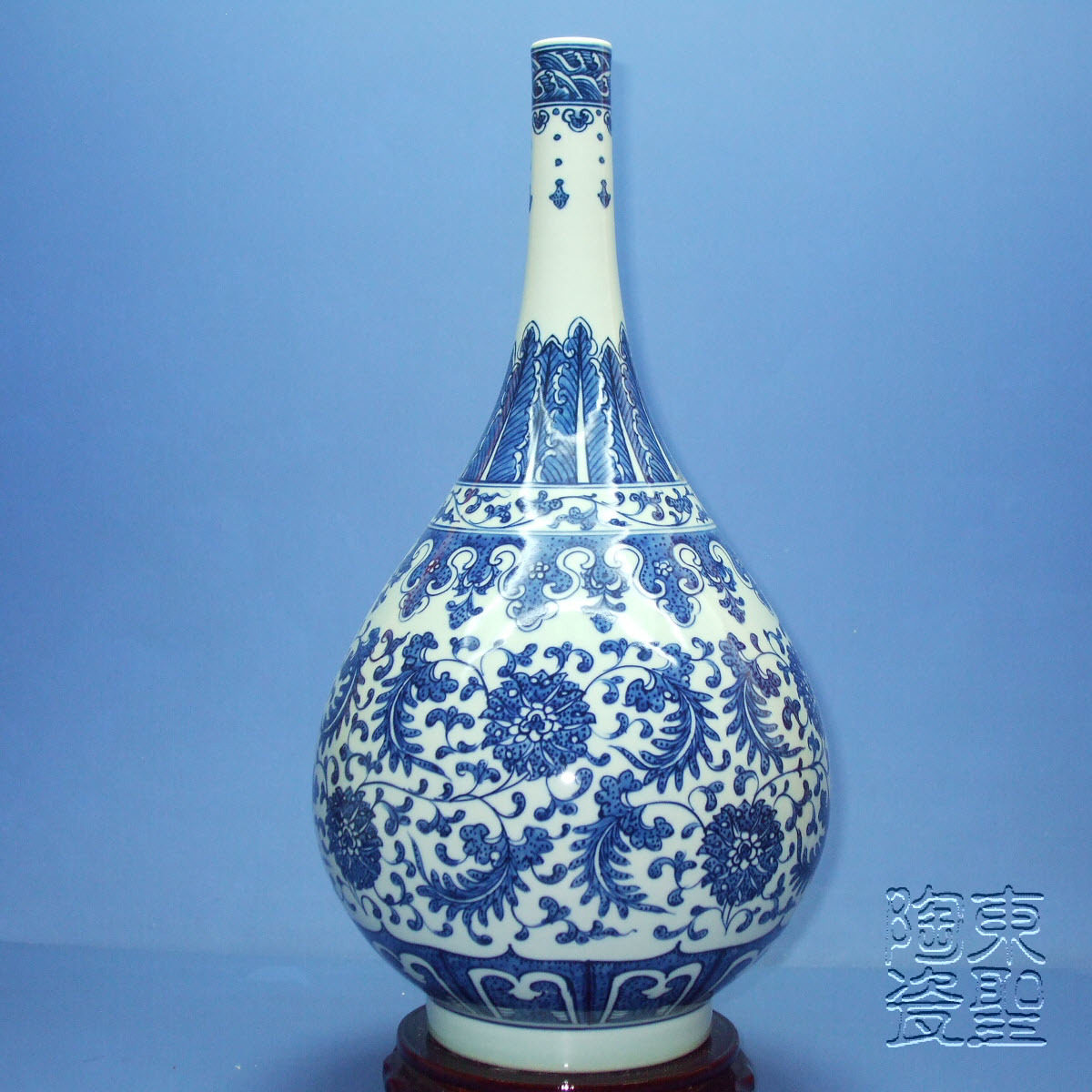Imitation Qingganlong twisted branch pattern blue and white bile bottle hand-painted blue and white porcelain vase Jingdezhen ceramic imitation retro porcelain ornaments