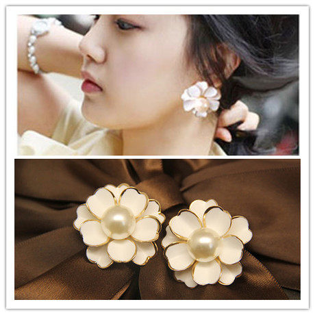 High-end new earrings South Korean temperament Korean version white exaggerated large flower earrings without earbuds ear clip earbuds