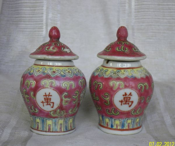 Jingdezhen old porcelain -- a pair of 2 5-inch yellow and red Wanshou Tianzi altars (high 8 5)