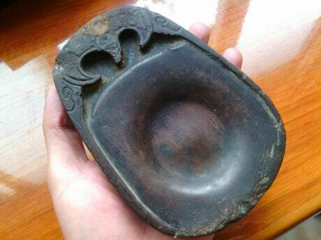 One side of the inkstone