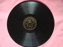 Antique old record player with EMI records Ge Wenjuan singing overnight stay in Huating 78 turns bakelite old records to collect old objects