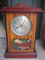 The three major items of nostalgia for my fathers generation: the happy birthday the peach and the word Xi the old mechanical clock the clock the high-end wooden frame photography