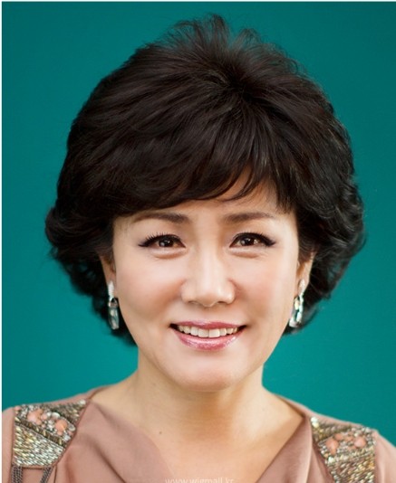 Middle-aged ladies wig set female short hair middle-aged and elderly wig mother fashion temperament slightly curly fluffy short curly hair chemotherapy