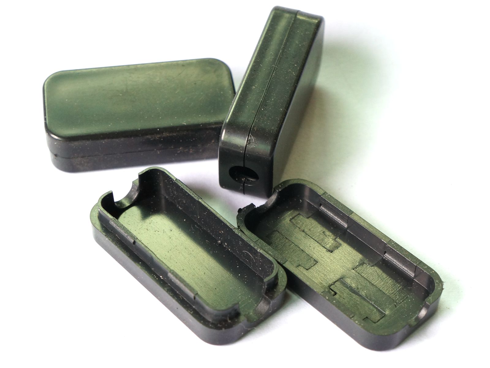 Ultra-small screw-free self-buckling plastic box