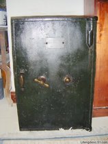 Antique safe made in US U S A during World War II can do movie props (bag-real-bag old)