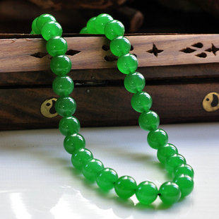 The fine Malay jade necklace is bright and noble
