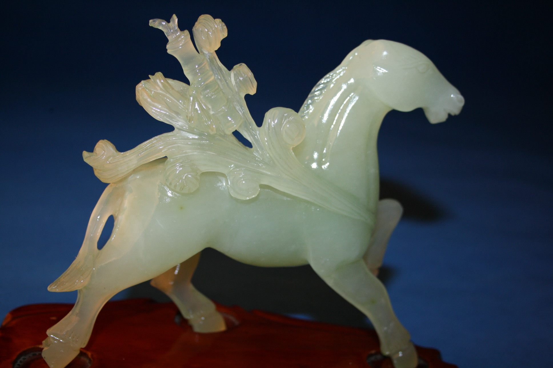 70s Old natural Xiu jade horse immediately safe and natural high ice seed water green Xiu jade newspaper Ping'an Shenzian Shenzodian