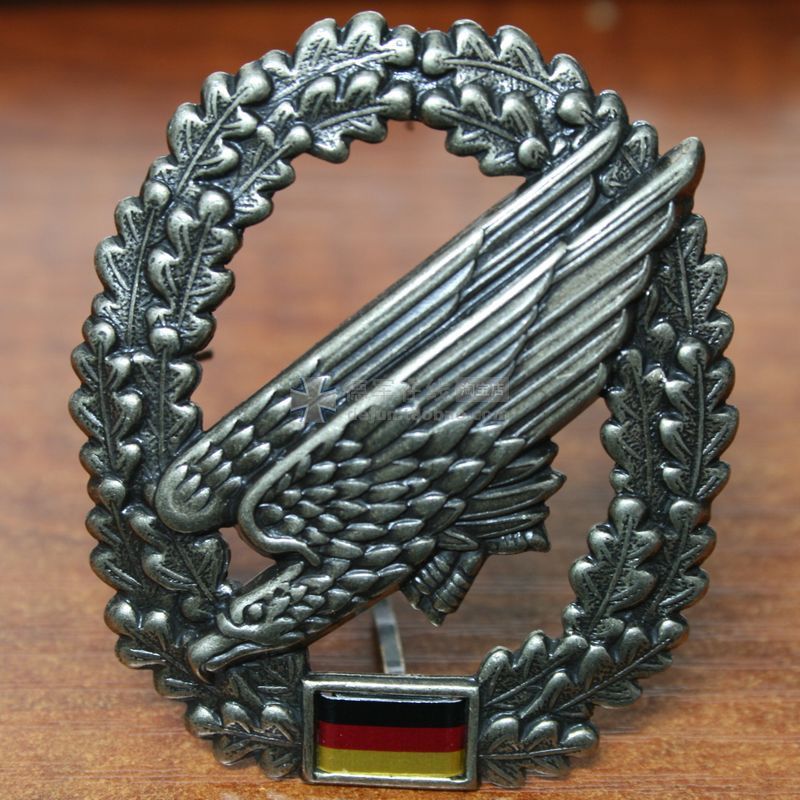 Military version of the new German Beret emblem Beret emblem Tank world metal badge WOT