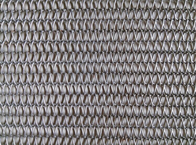 Dryer mesh with wire-man-shaped conveyor belt to transport the barbed wire for the operation of the mechanical assembly line