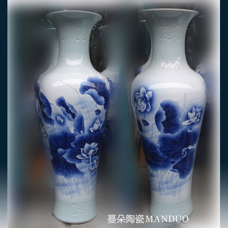Jingdezhen hand - made of TV ark, elegant blue and white lotus vase vase beside TV sofa edge around 1 meter high