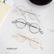 Ngôi sao Xue Zhiqian với nữ sinh viên Hàn Quốc gầy gò bên nam gọng kính gọng tròn cận thị với ống kính