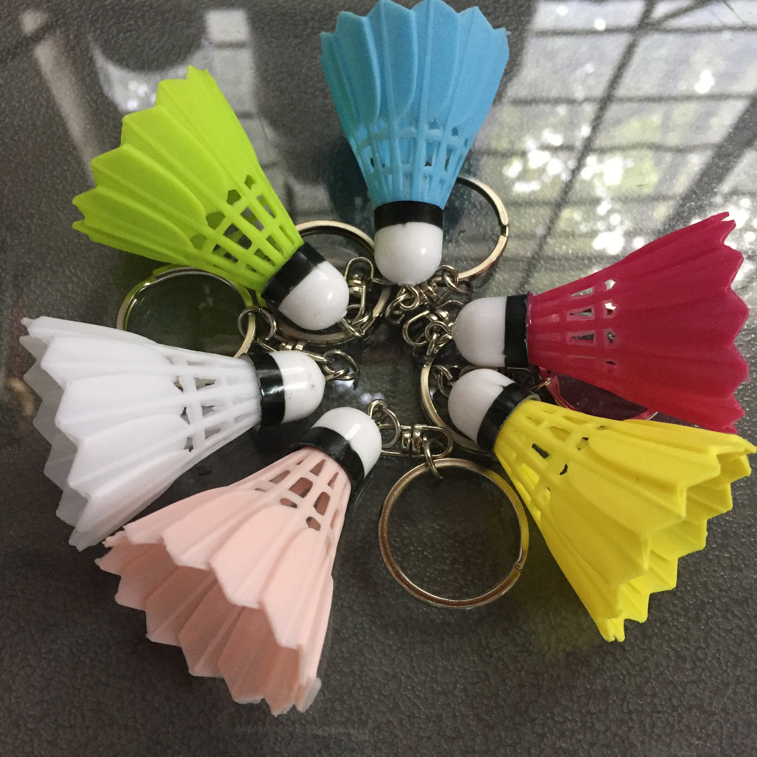 Badminton pendant plastic mini badminton racket keychain trinket sports gift souvenir 30 pieces