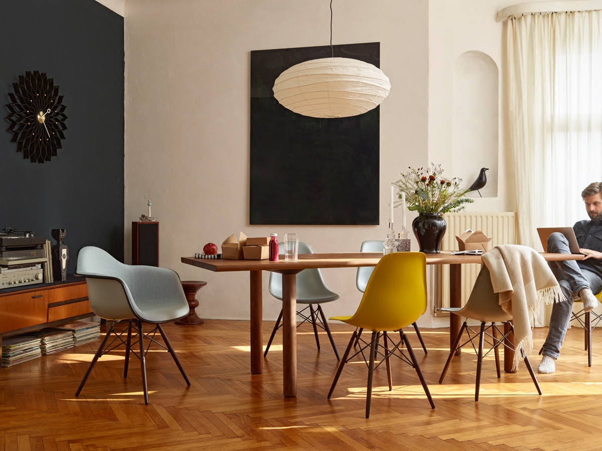 стулья eames в интерьере на кухне