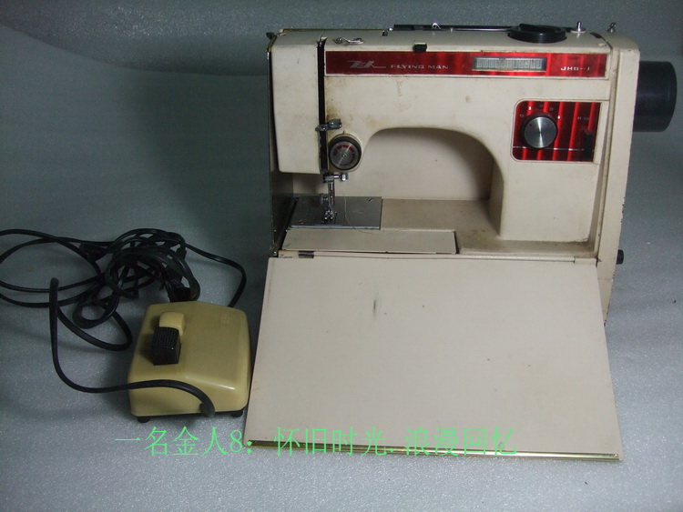 Old - style hand - hand - hand pilot electric sewing machine props decorative window display collection No. 21