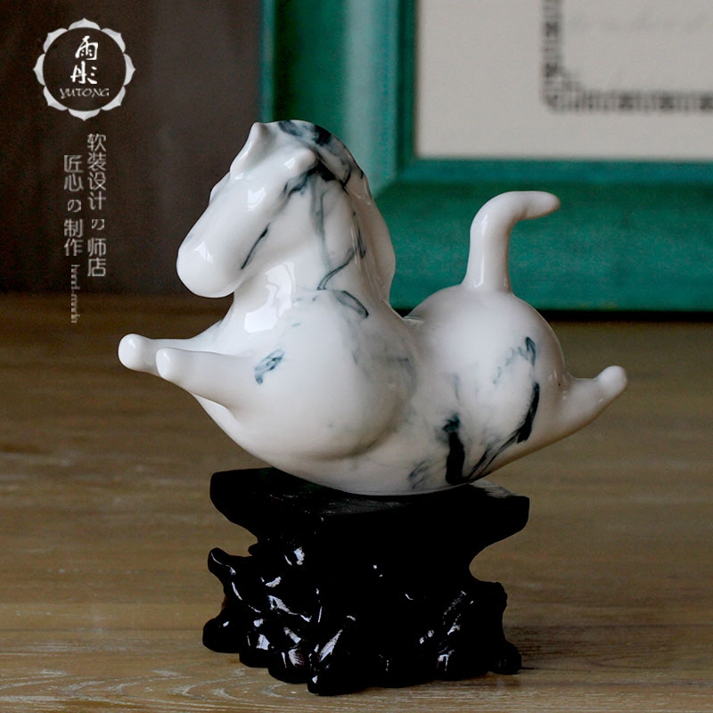 Jingdezhen ceramic horse furnishing articles manual Chinese style delicate business holiday gifts gifts creative porch is decorated living room