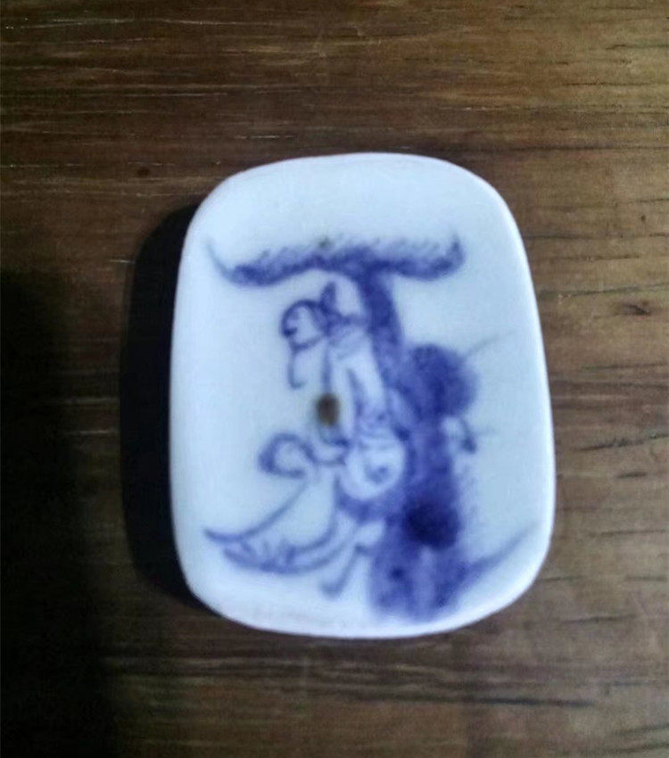 Qingkang Xi Old Porcelain Sheet Tire Quality Fine Hair Color Stunning Ancient Porcelain Sheet Pendant Jewelry Ancient one person to relax under the tree