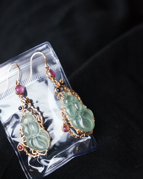 The town store should have fluorescent vest clothes that have been married not to move claws