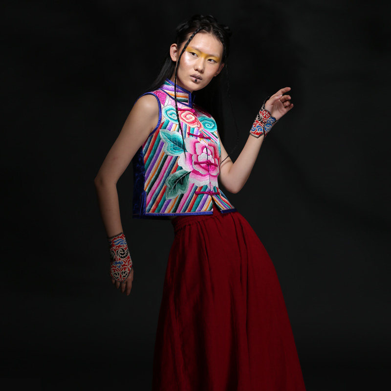 Cloud decoration totem original hand-made women's top Ethnic style hand-embroidered new embroidered lotus horse clip vest women's top