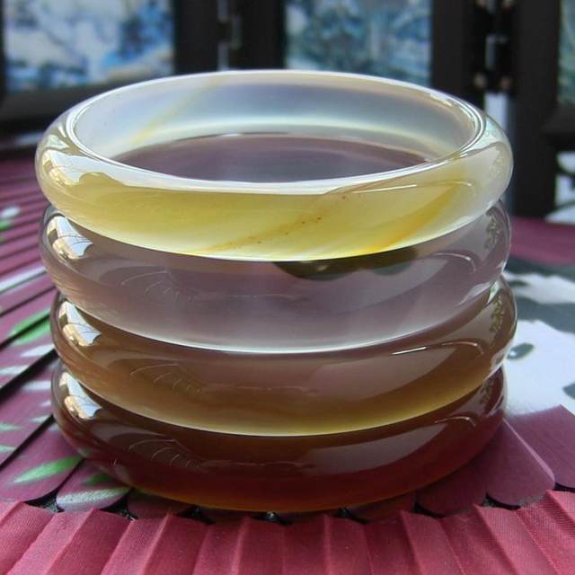 ສາຍແຂນ agate ທໍາມະຊາດ Brazilian / ຫນາແຕ່ບໍ່ກວ້າງ / ສີຕົ້ນສະບັບໂດຍບໍ່ມີການເພີ່ມປະສິດທິພາບ / 53 ເສັ້ນຜ່າກາງຂະຫນາດນ້ອຍ chalcedony No:45