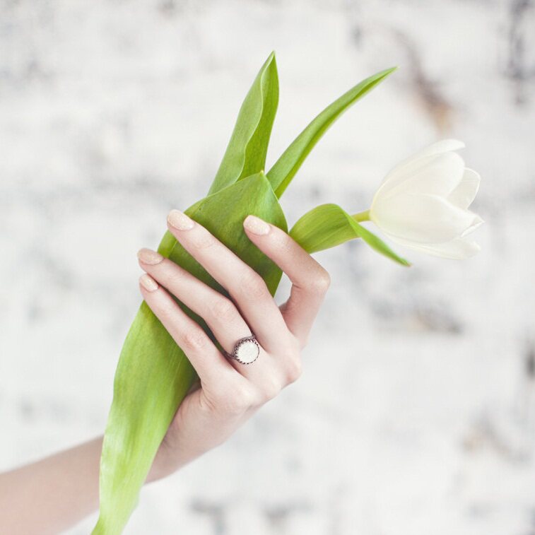 Ukrainian Beuyspot original teenage girl tide card art comeback ancient wind white tulip ancient bronze ring spot