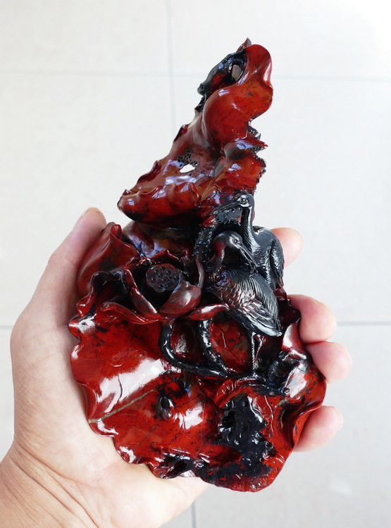 Natural Guilin chicken blood jade Mountain pit jade carving ornaments Black background red hand play fine carving boutique all the way to Lianke