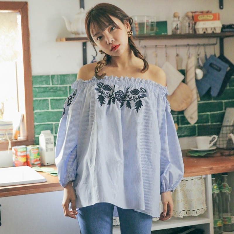 韩国stylenanda官方正品 性感玫瑰刺绣点缀一字领衬衣