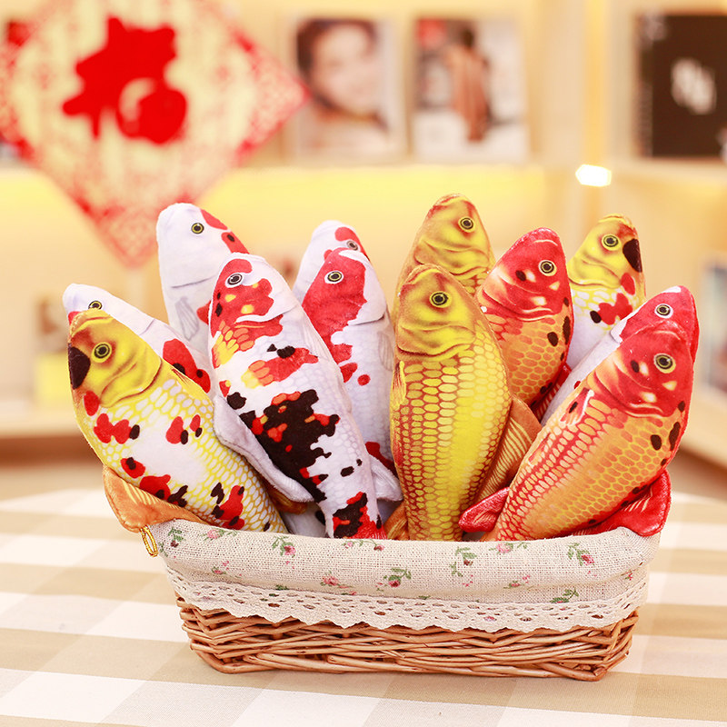 多色の金色の鯉を模した枕、大きなぬいぐるみ、眠っている人形、創造的で面白い人形。